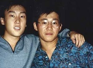 Pae Jun-ho ou Kenneth Bae (à direita) e o amigo Bobby Lee, em foto de 1988, quando ambos eram calouros na Universidade de Oregon, nos EUA (Foto: Arquivo pessoal / Bobby Lee / Via AP Photo)
