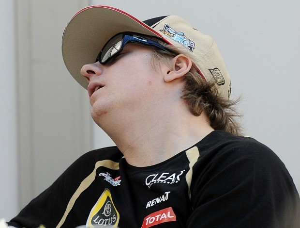 F1 Kimi Raikkonen dormindo coletiva (Foto: AP)