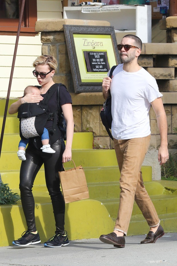 Scarlett Johansson com sua filha Rose e marido Romain Dauriac (Foto: Grosby Group/Agencia)