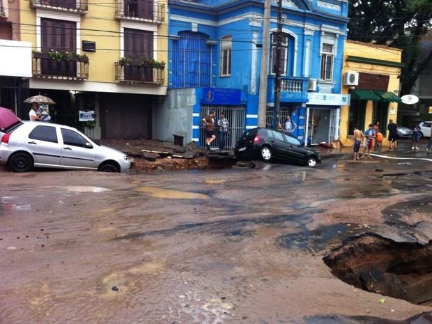Dois buracos abriram na rua Coronel Bordini, em Porto Alegre, RS. (Foto: Barbara Mattivy/ Arquivo Pessoal)