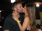 Cacau Colucci beija o namorado em noite de samba em São Paulo
