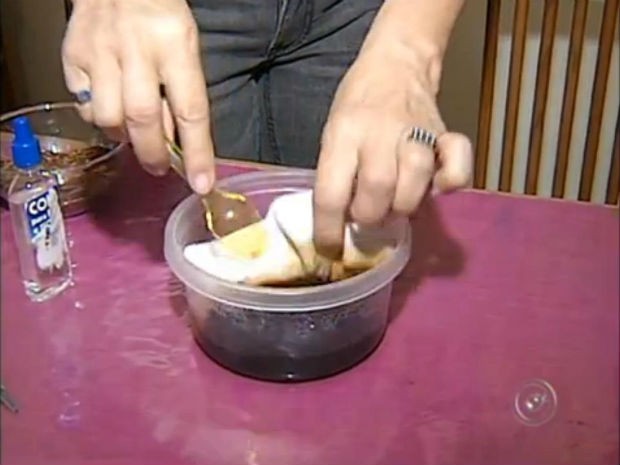 A borra de café, misturada com um pouco de água, se torna um tinta preta s deideal para tingir as peças de tecido de algodão. (Foto: Reprodução/TV Tem) A borra de café, misturada com um pouco de água, se torna um tinta preta s deideal para tingir as peças de tecido de algodão. (Foto: Reprodução/TV Tem)