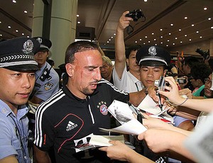 Ribery no desembarque do Bayern na China (Foto: Divulgação)