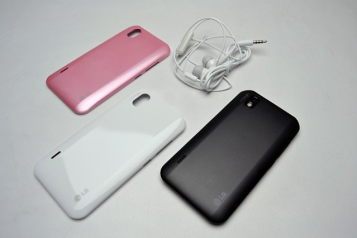 Acessórios da caixa: fones brancos e três capinhas (Foto: Reprodução) Acessórios da caixa: fones brancos e três capinhas (Foto: Reprodução)