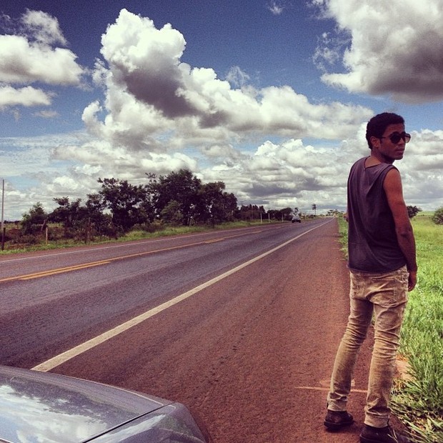 Icaro Silva fazendo xixi em estrada (Foto: Instagram / Reprodução)