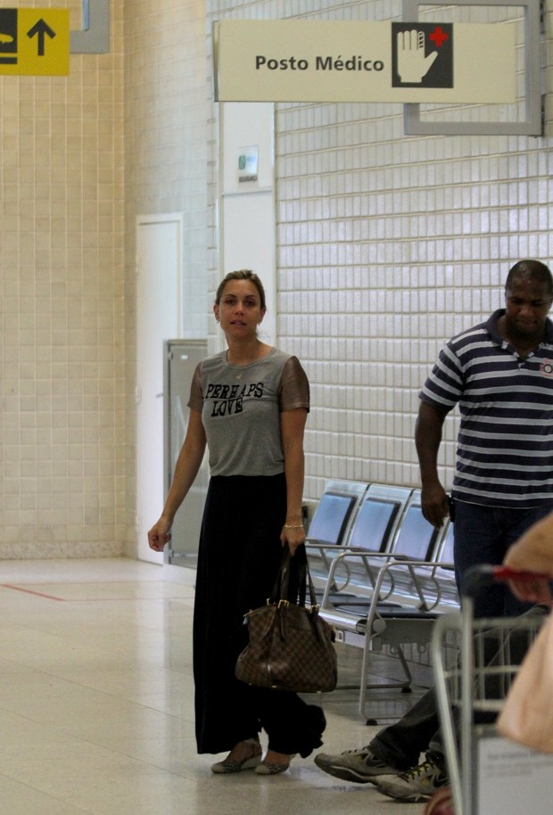 Lia, ex-bbb, é atendida em posto médico de aeroporto no Rio (Foto: Henrique Oliveira / FotoRioNews)