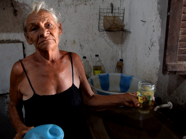 Francisca Ferreira depende de uma moradora do bairro que tem poço e revende água (Foto: Thyago Macedo / G1)