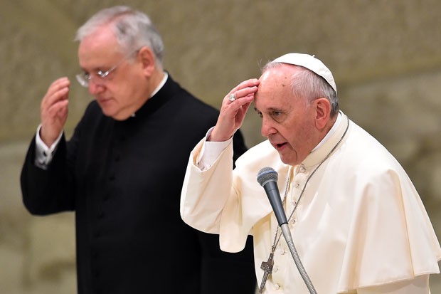 Papa Francisco faz o sinal da cruz durante a audiência geral desta quarta-feira (20) no Vaticano (Foto: Gabriel Bouys/AFP)