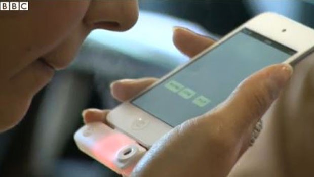 Dispositivo libera cápsulas com odores sob o comando de uma mensagem de celular (Foto: BBC)