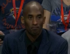 Kobe Bryant foi poupado, mas compareceu ao jogo contra o Thunder (Foto: Reprodução)