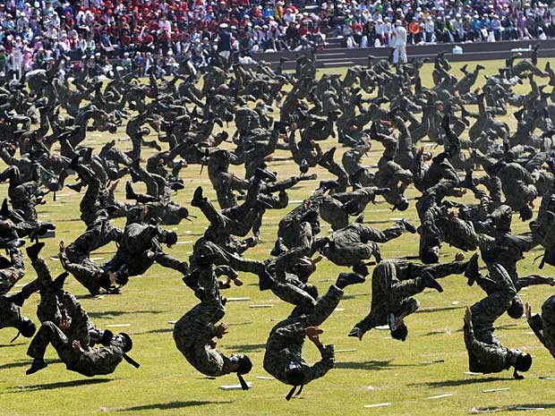 Soldados ensaiam exibição de artes marciais para a festa de 64 anos do Dia das Forças Armadas da Coreia do Sul, que será realizada na próxima segunda-feira (1º). Evento também promete desfiles militares, exibições de paraquedistas e manobras aéreas. (Foto: Ahn Young-joon / AP Photo)