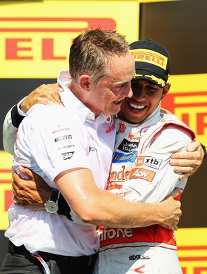 Lewis Hamilton e Martin Whitmarsh comemoram vitória no GP do Canadá (Foto: Getty Images)