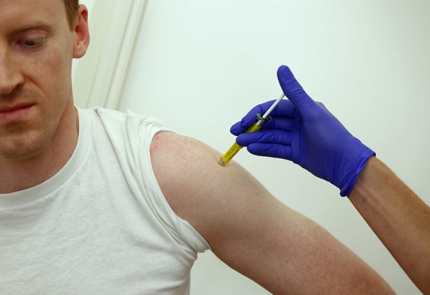 Voluntário Andrew Matzen recebe uma vacina de ebola experimental no Centro de Imunização Clínica e Medicina Tropical de Oxford, na Inglaterra, em 16 de janeiro (Foto: Reuters/Eddie Keogh)
