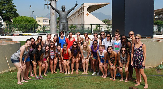 Time universitário dos EUA treina no Vasco e tira foto com estátua de Romário são januário (Foto: Reprodução / Site do Vanderbilt Commodores)