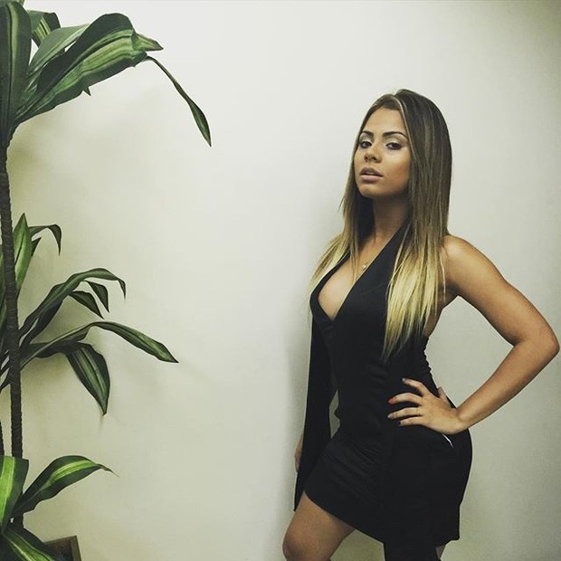 Lexa posa com vestido decotado (Foto: Instagram/ Reprodução)