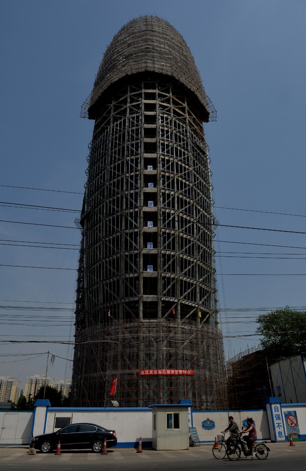 Formato fálico de prédio que será a sede do jornal do partido comunista virou piada no país (Foto: AFP)