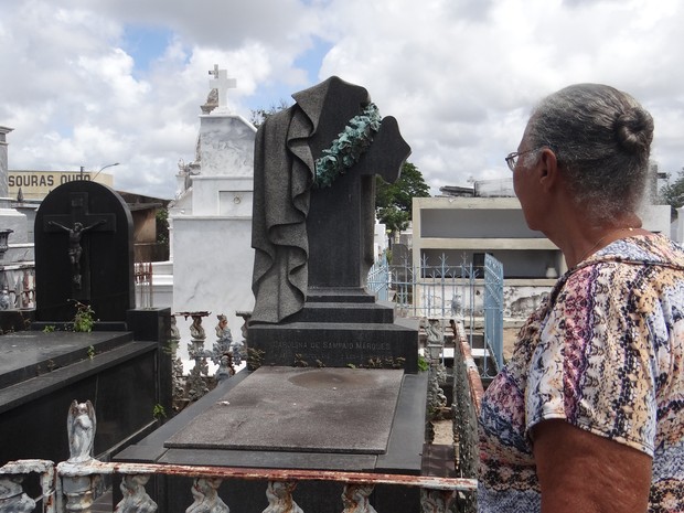 Capa atrai visitantes ao cemitério. (Foto: Carolina Sanches/G1)