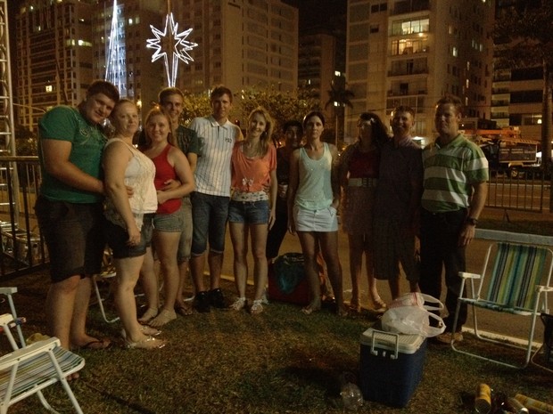 Grupo levou cadeiras e lanche para assistir ao show de fogos em Florianópolis (Foto: Joana Caldas/G1)