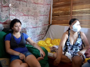 Filha de 16 anos auxilia nos cuidados da me com cncer, em Macap (Foto: Abinoan Santiago/G1)