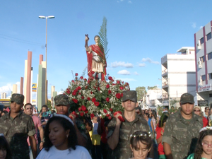 Militares carregaram imagem de padroeiro (Foto: Reprodução/TV Grande Rio)