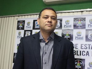 Delegado Riedel Batista contou que crimes não têm ligação (Foto: Ellyo Teixeira/G1) Delegado Riedel Batista contou que crimes não têm ligação (Foto: Ellyo Teixeira/G1)