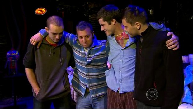 Vinicius Masteguim, Luciano e os outros dois finalistas do Blue Man Brasileiro  (Foto: Reprodução Caldeirão do Huck)