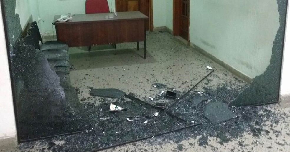 Disparo atingiu porta de vidro da sala do comandante  (Foto: Enviado por WhatsApp)