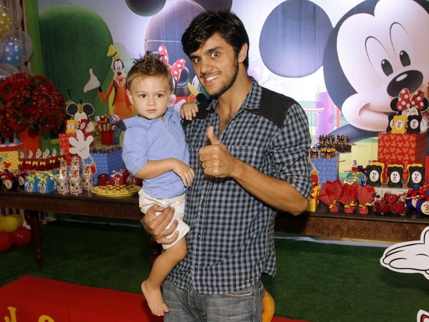 Felipe Simas com o pequeno Joaquim em festa no Rio (Foto: Graça Paes/ Brazil News)