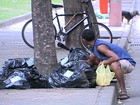 Homem cata comida no lixo perto de local de reunião da Rio+20