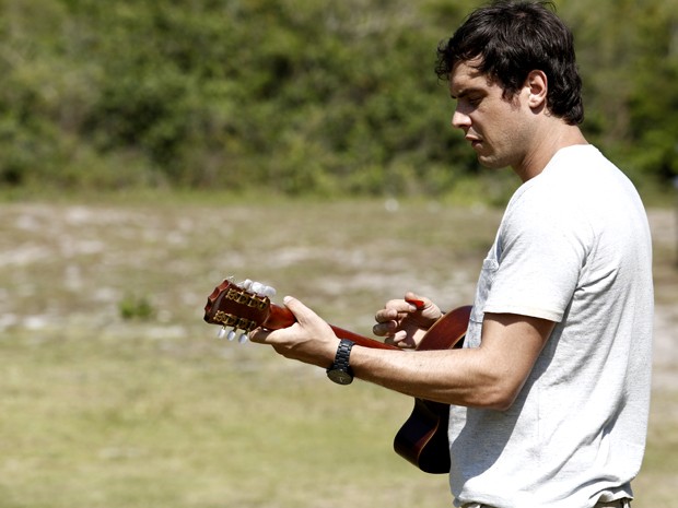 Antes de entrar em cena, Guizé ensaia com o violão (Foto: Fábio Rocha/ Gshow)