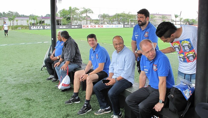 Mano brinca sobre “retranca” da imprensa em amistoso no CT