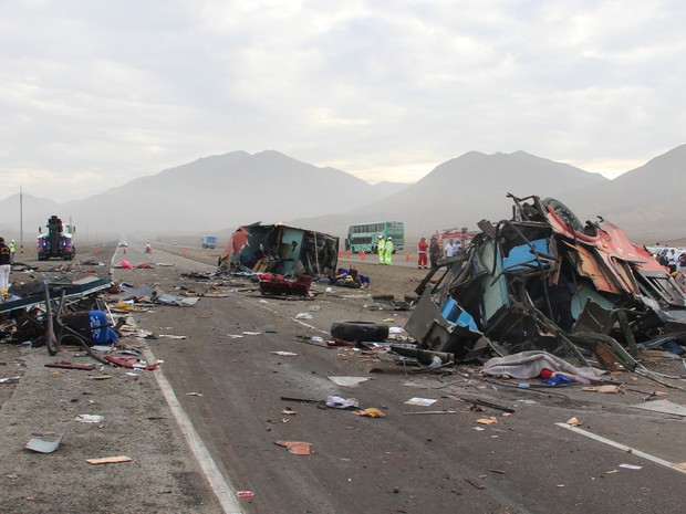 acidente ônibus caminhão Peru 03 (Foto: AP)