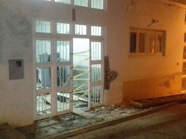 Prédios do banco e da agência dos Correios ficam no Centro da cidade (Foto: Polícia Militar/Divulgação)