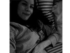Liv Tyler faz selfie e mostra barrigão da gravidez