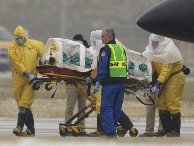 Martin Salia, médico que contraiu ebola em Serra Leoa, é transportado ao Nebraska Medical Center, em Omaha, após chegar aos Estados Unidos na tarde de sábado (15) (Foto: AP Photo/Nati Harnik)