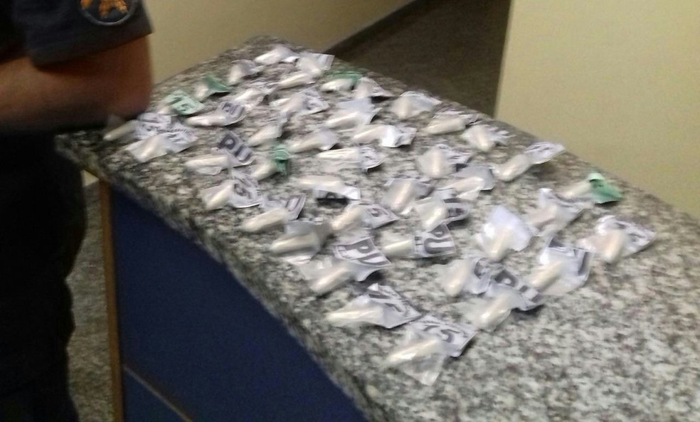 Droga apreendida com homem dentro de ônibus (Foto: Batalhão de Polícia Rodoviária Estadual/Divulgação)