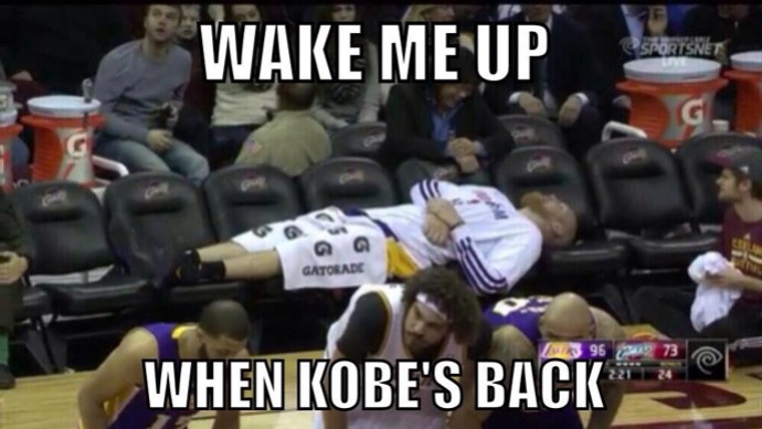 Twitter - Chris Kaman lakers tira um cochilo no banco de reservas (Foto: Reprodução / Twitter)