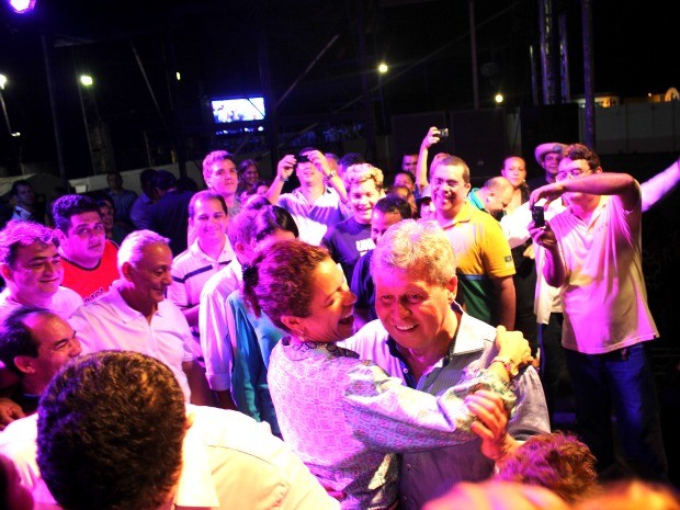 Artur dançou forró para partidários e populares que participaram de sua festa da vitória (Foto: Marcos Dantas / G1)