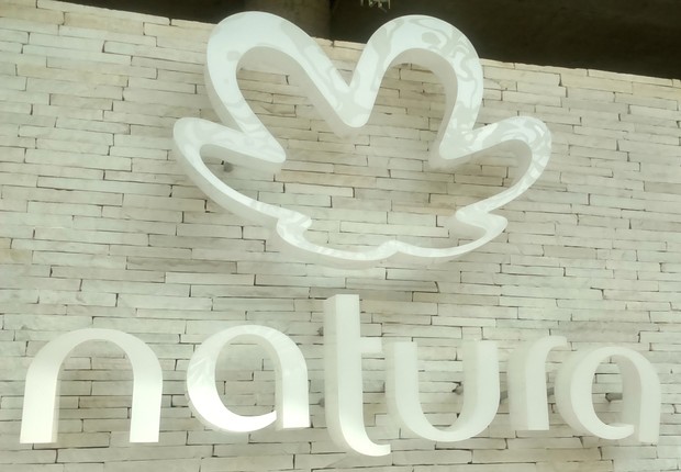 Logo da Natura na fachada da fábrica da empresa de cosméticos em São Paulo (Foto: Reprodução/YouTube)