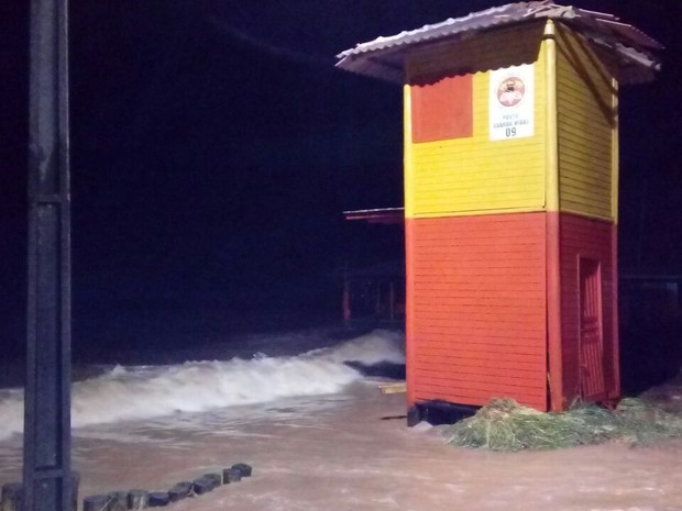 Em Itapoá, mar avançou sobre posto de guarda-vidas (Foto: Defesa Civil/ Divulgação)