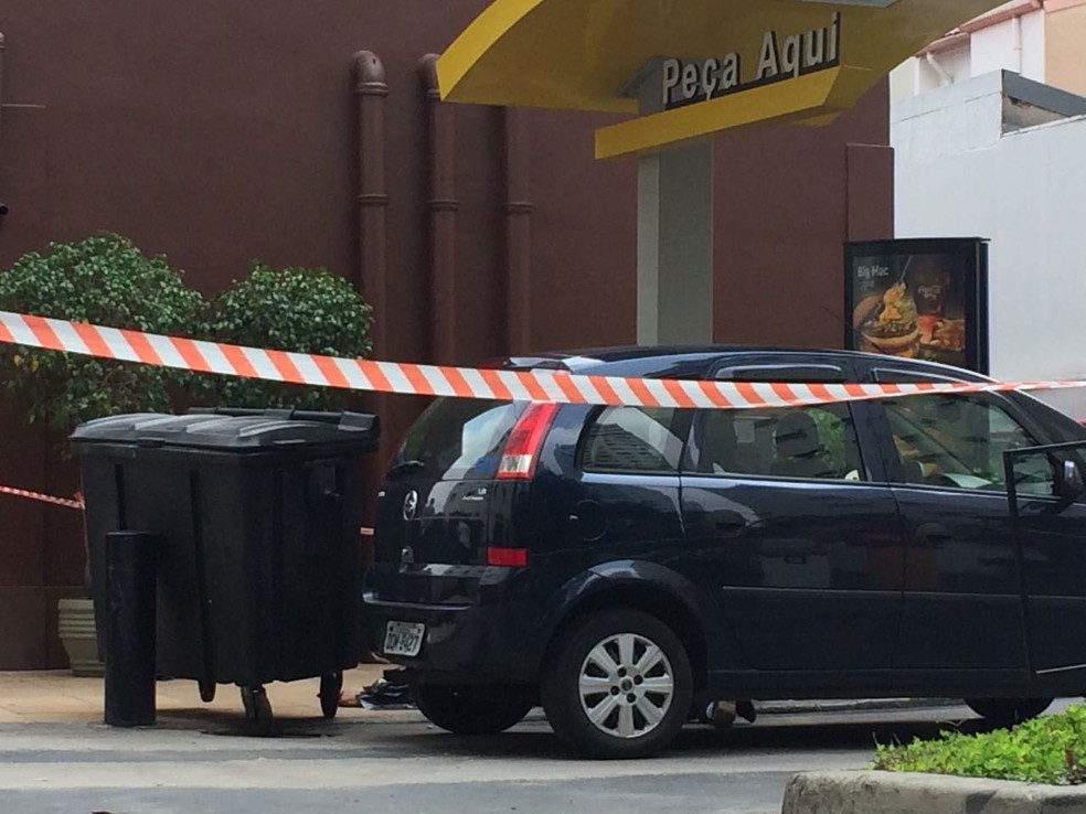 Carro de policial civil que atirou em assaltante ficou em área isolada no drive-thru do MCDonald's (Foto: Will Soares/G1)