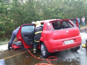 Condutor teria perdido o controle do veículo em Viçosa (Foto: Corpo de Bombeiros/Divulgação)