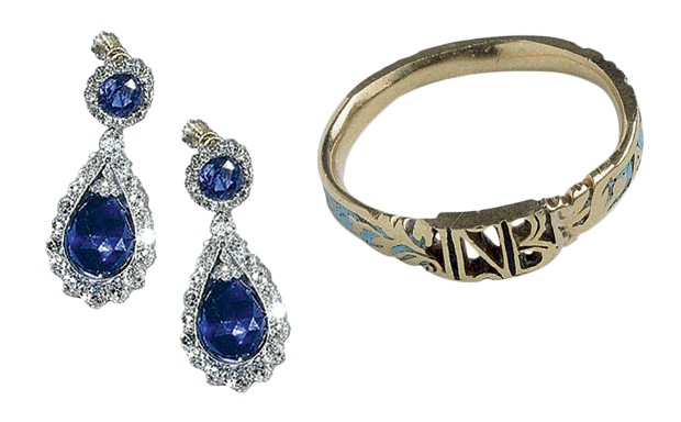Brincos de safira e diamante da imperatriz e um anel de Josefina com as iniciais JNB, de 1796 (Foto: ) Brincos de safira e diamante da imperatriz e um anel de Josefina com as iniciais JNB, de 1796 (Foto: )