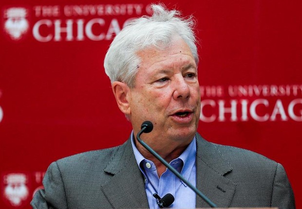 O economista norte-americano Richard Thaler fala com jornalistas após anúncio do prêmio Nobel de Economia (Foto: Tannen Maury/EFE)
