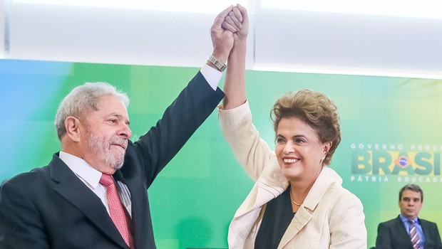 A presidente Dilma Rousseff ergue os braços com o Chefe da Casa Civil, o ex-presidente Luiz Inácio Lula da Silva, durante cerimônia de posse dos novos ministros em Brasília (Foto: Roberto Stuckert Filho/PR)