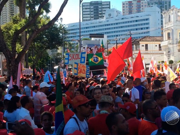 Manifestantes fazem caminhada em Salvador em defesa da democracia e a favor do governo Dilma. Bahia. 18.03.16. 17h (Foto: Reprodução/ TV Bahia)