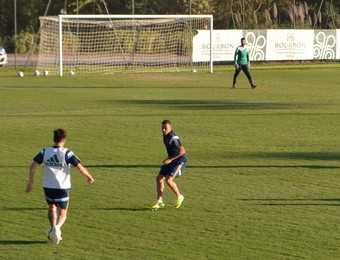 Com lesão de Felipe Menezes, Pablo Mouche vira titular e marca em treino
