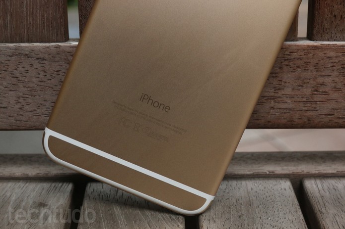 Detalhe das linhas brancas na traseira do iPhone 6 Plus (Foto: Lucas Medes/TechTudo) Detalhe das linhas brancas na traseira do iPhone 6 Plus (Foto: Lucas Medes/TechTudo)