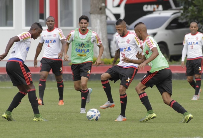 Wallace treinou com o colete do time reserva nesta sexta (Foto: Gilvan de Souza / Flamengo)