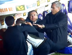 Técnico do Fiorentina Delio Rossi agride o jogador do próprio time Ljajic (Foto: Reprodução)